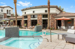 CozySuites Glendale by the stadium with pool 01